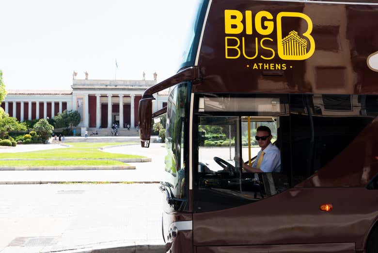 Un bus di fronte al Museo Archeologico