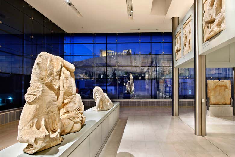 Sala del Museo dell'Acropoli con vista sul Partenone