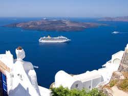 Nave da crociera arrivando a Santorini